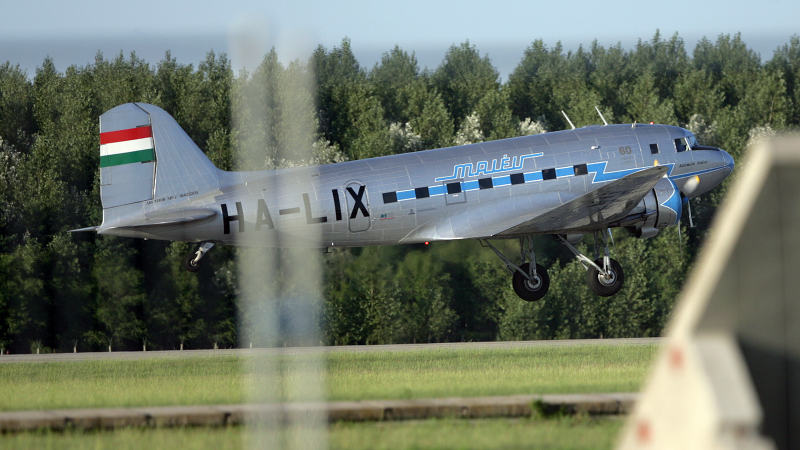 Illustration for article titled 27 Stylish Airliner Liveries From The Past